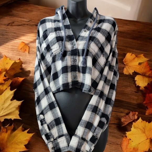 American Eagle women's flannel midrift hooded button-up shirt in size medium. - Picture 1 of 10